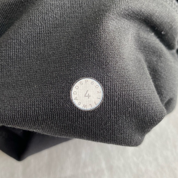 Lululemon black crops - Picture 7 of 9